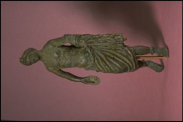 Denna 26 cm höga romerska statyett har tidigare ingått i den kungliga samlingen på Drottningholms slott. Till Statens historiska museum kom den år 1884 som en deposition från Nationalmuseum.