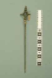 Bronsnål som kan ha tillhört ett dok som kvinnan täckte håret med. Fyndort Överbo, Varnhem socken i Västergötland. Inv: SHM5766.