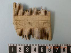 Hornkam med runinskrift från medeltid. Lilla Isie socken i Skåne, inventarienr: 2549:IV:21
